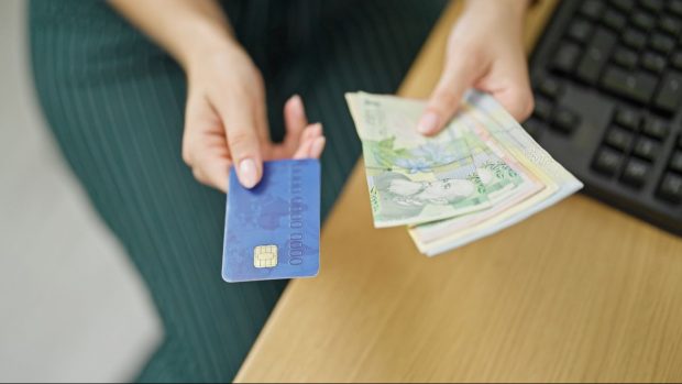 Ce salariu trebuie să aibă un român, ca să facă un credit 20.000 de euro în 2025