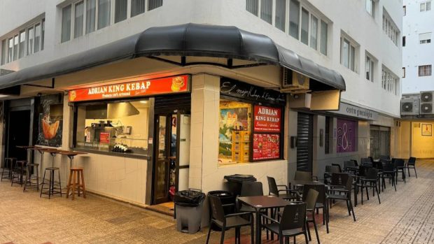 Șaormeria unui român din Ibiza face furori cu o pictură murală: „Cel mai bun kebap de la mine din oraș, asta este pe perete”