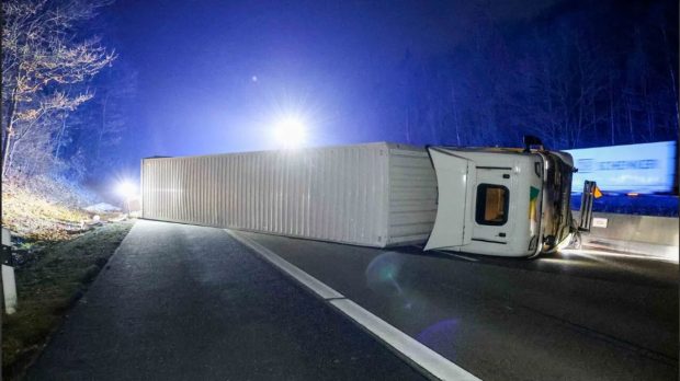 Doi șoferi români de TIR au fost scoși de martori din cabina răsturnată a camionului în care transportau mărfuri periculoase, pe o autostradă din Germania