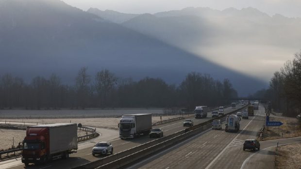 Sute de șoferi de TIR au fost urmăriți cu drona, pe o autostradă, timp de cinci ore. Ce au vrut să vadă polițiștii germani care au filmat