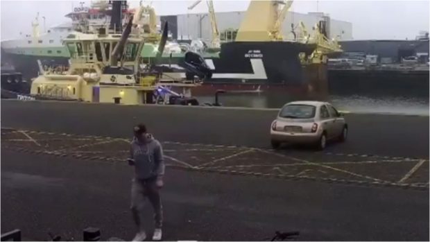 Un șofer neatent a rămas fără mașină într-un port din Olanda. Momentul, surprins de camerele de supraveghere  | VIDEO