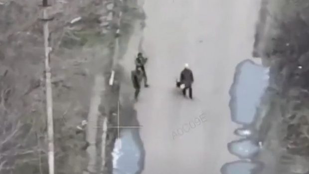 În Velika Novosilka, rușii folosesc civilii ca scuturi umane împotriva dronelor. „Știu că nu vom ataca” | VIDEO