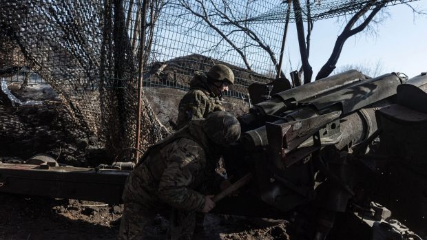 6 din 10 români cred că furnizarea de sprijin militar Ucrainei va prelungi inutil războiul, arată un sondaj în Europa Centrală și de Est. Avem „cea mai mare credință în teoriile conspirației”