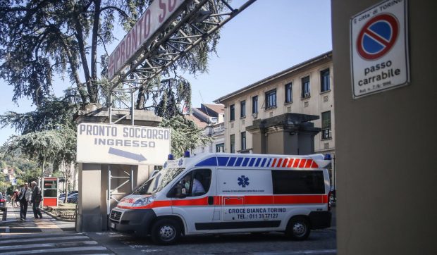 Un patron român din Italia a abandonat în fața unui spital un angajat aproape mort, care căzuse de la înălțime în timpul unei demolări