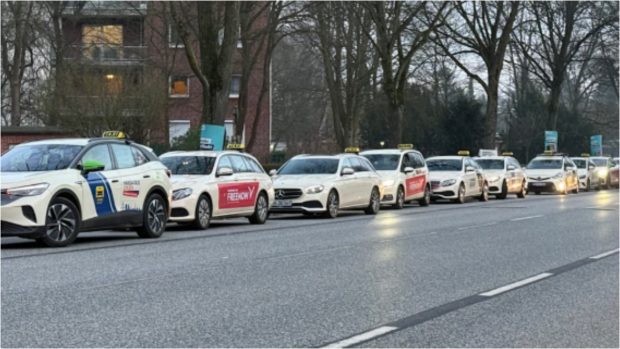 Sute de taxiuri au blocat o bandă pe o stradă din Hamburg dintr-un motiv care i-a surprins până și pe polițiștii veniți urgent să afle ce se întâmplă