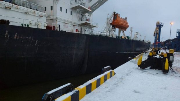 Un tanc petrolier rusesc care transporta 130.000 de tone de păcură a eșuat într-un port din regiunea Leningrad după o explozie la bord