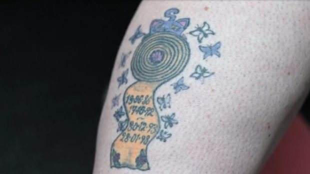 Motivul inedit pentru care o femeie și-a făcut un tatuaj cu o rolă de hârtie igienică | VIDEO