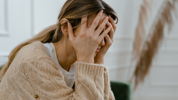 Teama de a fi judecat – Cum să depășești anxietatea socială prin intermediul psihoterapiei