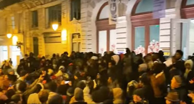 Au chemat 200 de migranți la teatru, iar aceștia nu au mai plecat nici după 3 luni