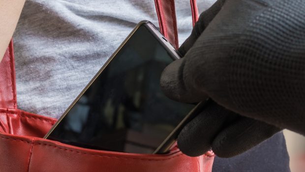 Un canadian care a furat în Oradea un telefon de 7.000 lei a fost prins cu ajutorul unui tânăr. „Am fugit imediat să-i ajut”  