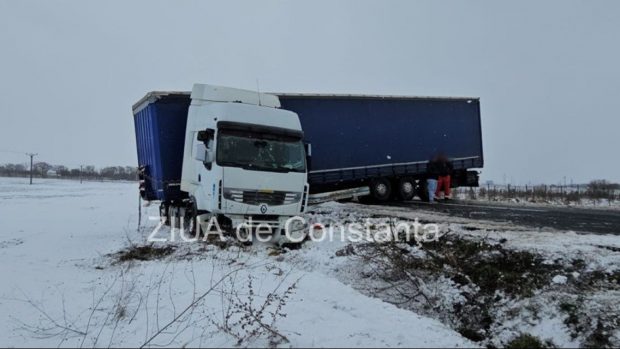 Intervenție de urgență în județul Constanța după ce un TIR a derapat și a ajuns perpendicular pe șosea | VIDEO