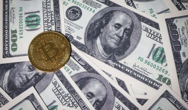 Bitcoinul și dolarul au scăzut dramatic pe fondul incertitudinii create de administrația Trump: „Consumatorii anticipează perspective sumbre”
