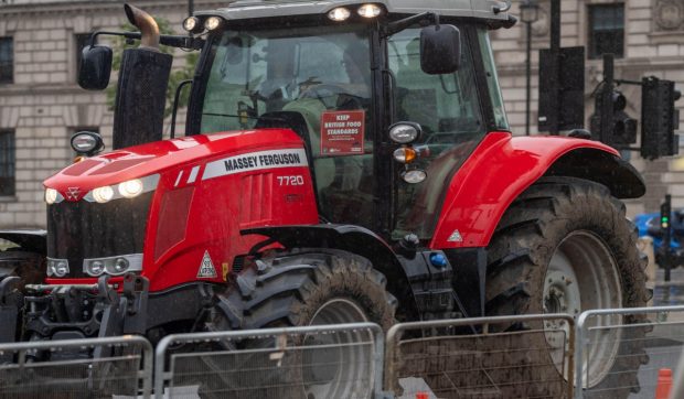 Tractor „de lux” furat din Austria, căutat de Interpol și găsit la un fermier care-l conducea în România