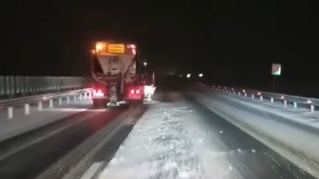 Un autocar a lovit un utilaj de deszăpezire pe Autostrada A7 Buzău-Focșani