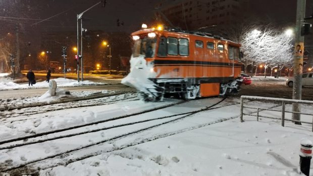 Trafic îngreunat în București din cauza ninsorii. Mai multe tramvaie au deraiat.„I-a luat pe nepregătite”