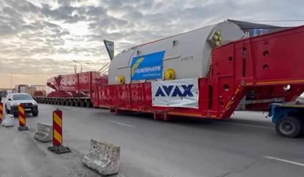 Un transport agabaritic record pentru România, de 788 de tone, traversează țara către Termocentrala Mintia. Când va ajunge la destinație