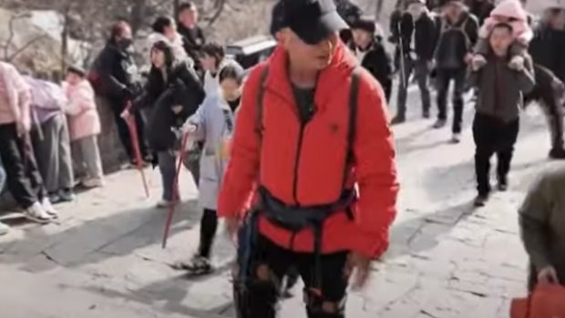 Exoscheletele robotizate îi ajută pe chinezi să urce pe cel mai înalt munte al țării. „Am simțit că mă trage cineva în sus!” | VIDEO