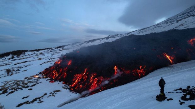 Mii de turiști au urcat pe Muntele Etna din Sicilia pentru a vedea erupția