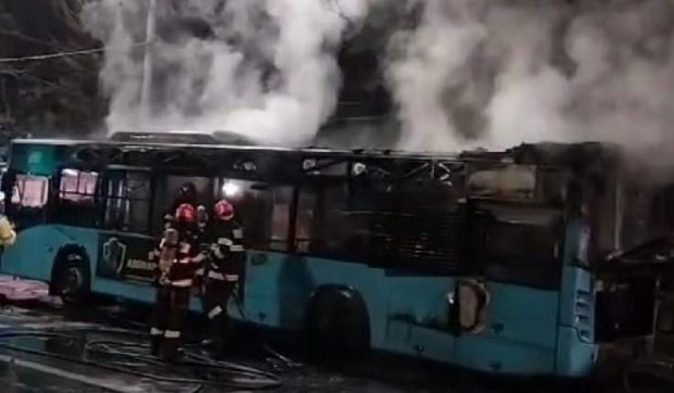 Un autobuz STB în garanție a luat foc în București, în mers, înainte să ajungă în stație, pe Calea Văcărești