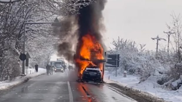 Un autotren care transporta opt autoturisme a luat foc pe DN 72, în judeţul Dâmboviţa