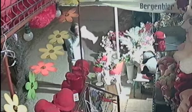 Bărbat filmat în Sibiu, la miezul nopții, când bea apa de la flori, în fața unei florării din oraș. Imaginile au devenit virale