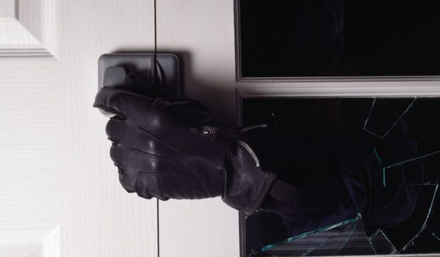 Doi bărbați din Brașov, prinși la peste jumătate de an după o spargere într-o locuință din Întorsura Buzăului