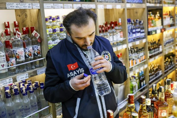 Zeci de oameni au murit la Ankara și Istanbul după ce au băut alcool contrafăcut
