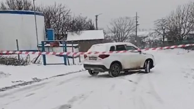 Primarul unei comune din Constanța, unde e cod galben de ninsori, a închis o stradă și a făcut pe ea pârtie: „Să se bucure și copiii ăștia puțin de iarnă”