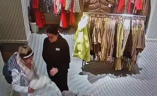 Un bărbat s-a deghizat în femeie și s-a luat la bătaie cu vânzătoarele unui magazin unde a fost prins când fura, în București