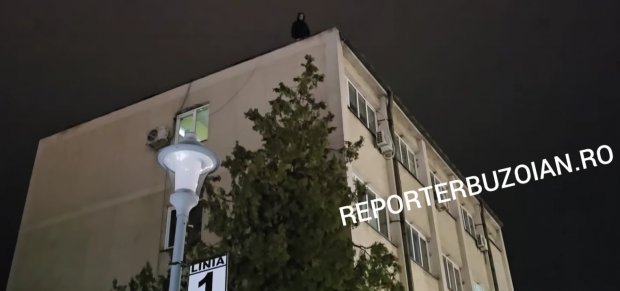 Un bărbat din Buzău ameninţă că se aruncă de pe o clădire cu trei etaje