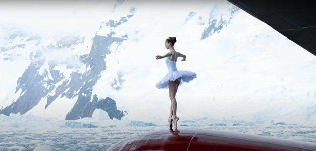 Imagini virale cu o balerină care dansează cu grație în Antarctica, înconjurată de gheață: „Am fost un pic speriată” I VIDEO