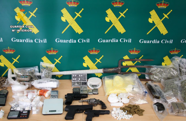 Traficantă de droguri în baston, de 87 de ani, prinsă de Guardia Civil: „A vândut 6,5 kilograme de droguri direct de la fereastră”