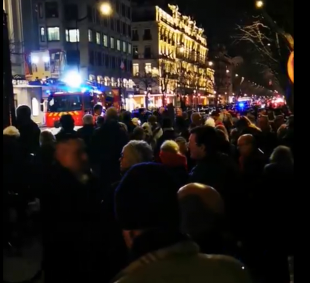 1.500 de oameni au fost evacuați după un incendiu la Théâtre des Champs-Élysées, izbucnit în plină reprezentaţie I VIDEO