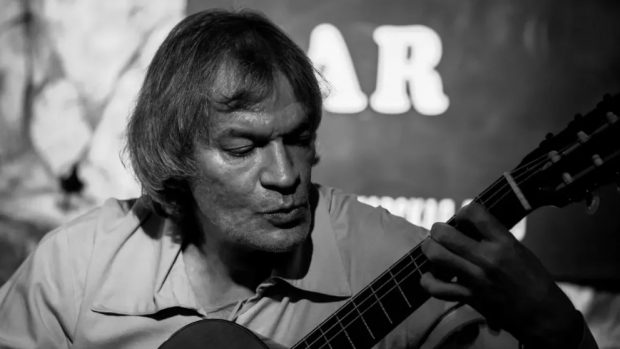 Un muzician rus anti-război și anti-Putin a murit după ce a căzut de la fereastră în timpul unei percheziții a poliției
