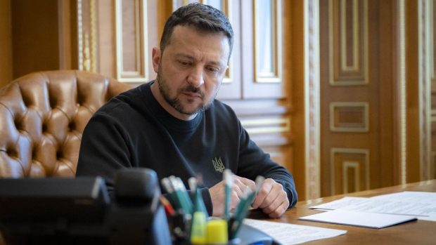 Vladimir Putin și Volodimir Zelenski ar putea vorbi la telefon în curând. Un înalt oficial de la Kiev anunță: „Suntem foarte aproape de a pune capăt cu adevărat acestui război”