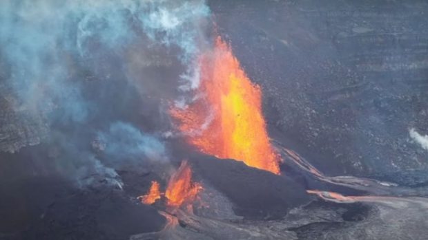 Imagini cu cea mai recentă erupție a vulcanului Kilauea din Hawaii, unul dintre cei mai activi ai lumii. Lava, aruncată la 100 metri în aer | VIDEO