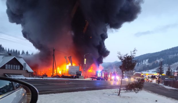 Incendiu la un depozit de cauciucuri în localitatea Argestru, din județul Suceava. Intervin 11 autospeciale pentru stingerea focului