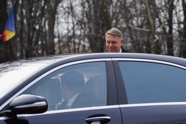 Klaus Iohannis a transmis un ultim mesaj, înainte să se urce în mașină și să iasă pe poarta de la Cotroceni
