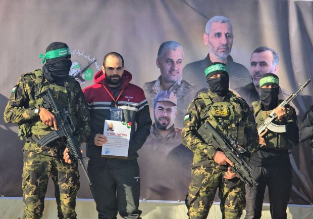 Yarden Bibas, tatăl celui mai tânăr ostatic al Hamas – eliberat astăzi, în Ţara Nicăieri