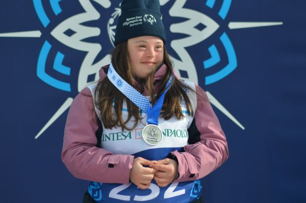 Mara Oprea a câștigat medalia de argint la Jocurile Mondiale de Iarnă Special Olympics. Are 21 de ani și reprezintă Aradul la marile competiții