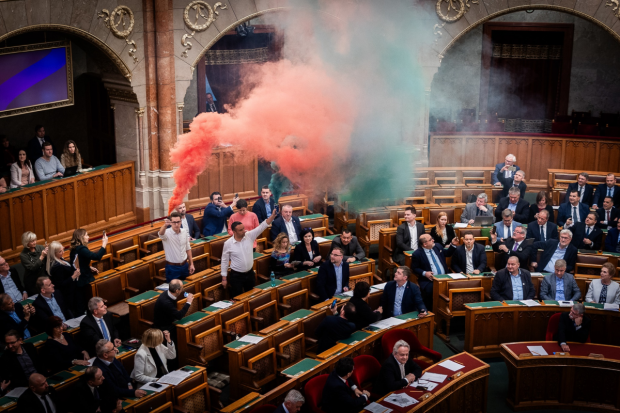 Ungaria a adoptat legea care interzice marșul pro LGBT. Opoziția a protestat cu fumigene colorate și a început să difuzeze imnul rus