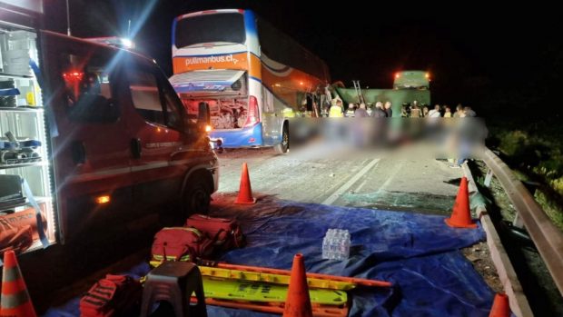 Patru autocare s-au ciocnit violent, 6 morți și 70 de răniți, pe o autostradă din Chile