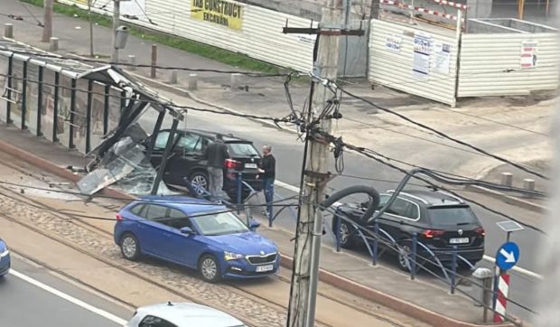 O mașină a distrus refugiul unei stații de tramvai din București. Traficul rutier se desfășoară pe o singură bandă