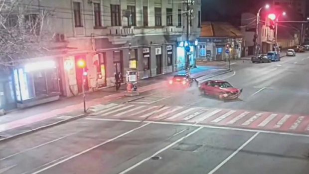 Doi șoferi s-au luat la întrecere în centrul Clujului. Momentul de inconștiență putea să le fie fatal unor trecători| VIDEO