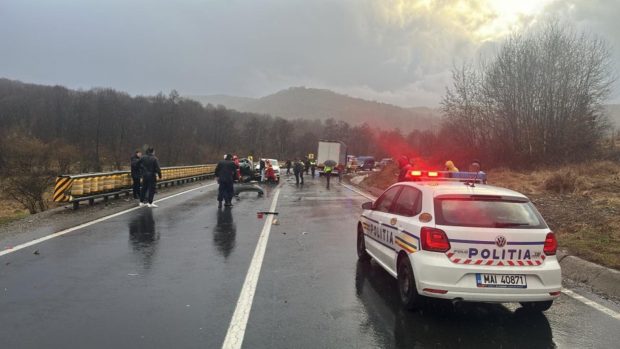 Un TIR a spulberat două mașini pe DN1, în județul Brașov. Două femei au murit pe loc