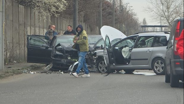 Două mașini s-au ciocnit în Ploiești. Patru oameni, între care și doi copii, au ajuns la spital