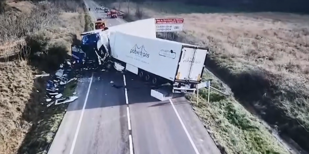 Două cupluri de șoferi de TIR au murit în cel mai cumplit accident de camioane din acest an, pe o șosea din Spania | VIDEO
