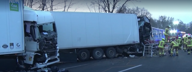 Doi morți în două accidente consecutive, în același loc și în aceeași zi. Doi supraviețuitori au fugit pe autostradă și sunt căutați pe poliția germană