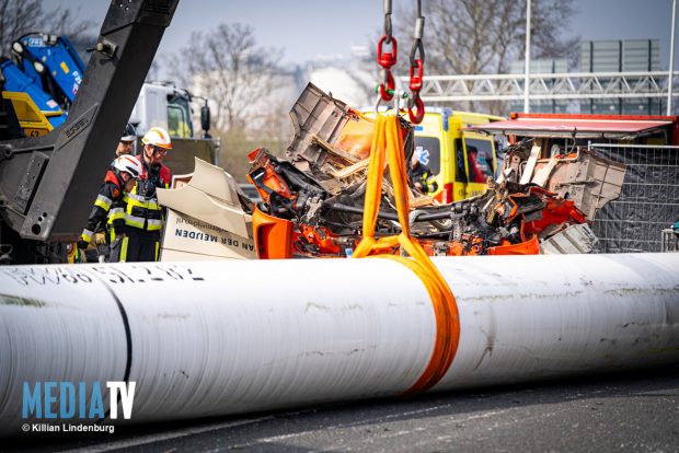 Moartea bizară a unui șofer de TIR, care a zburat 10 metri cu tot cu cabină, după ce a frânat brusc și încărcătura s-a desprins, pe o șosea din Olanda