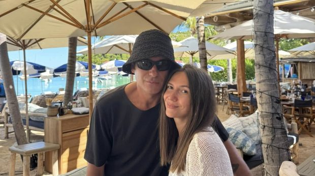 Imagine Stire Radu Vâlcan i-a comandat soției o rochie, însă, Adela Popescu a avut un șoc atunci când a văzut-o. „Oare lui nu îi place cum mă îmbrac​​? E urâtă!” | 2review.ro